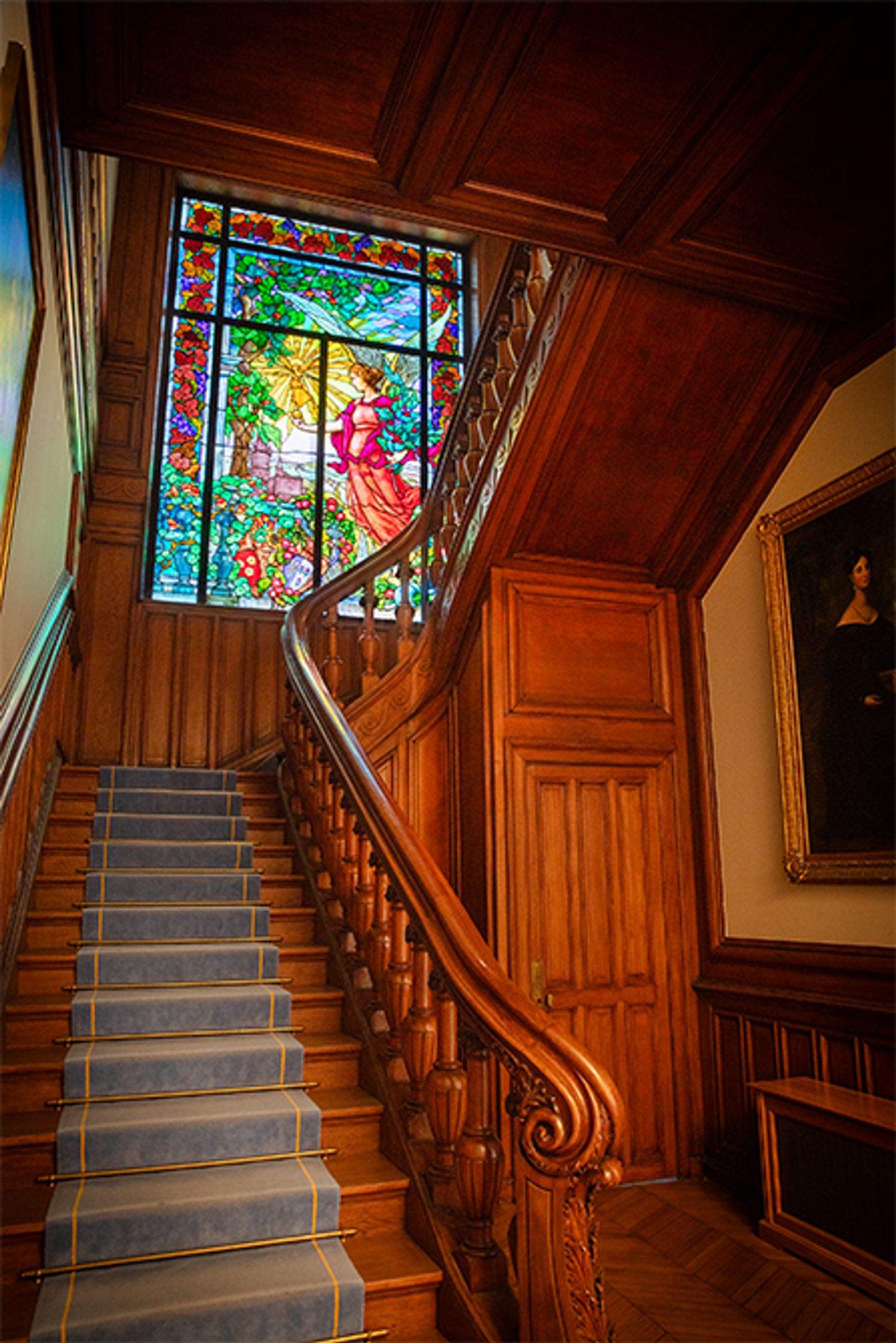 19世紀末に建てられた館の階段。ステンドグラスが美しい。