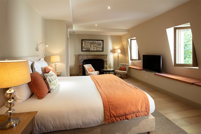 敷地内にあるホテル「レ・スイート・デュ33」の客室。シンプルながら温かみのあるインテリア。