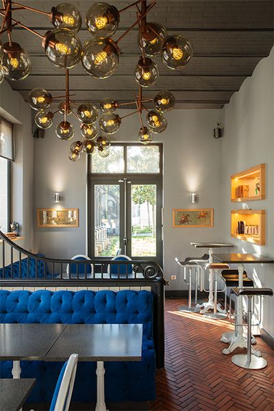 シャンパーニュと軽食が楽しめるバー・レキュリーの店内。