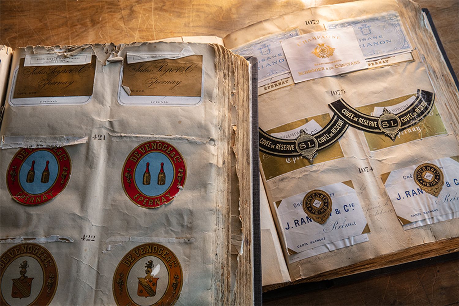 19世紀から20世紀初頭にかけてのエチケットが貼られたスクラップブック。1階のライブラリーに収蔵されている。