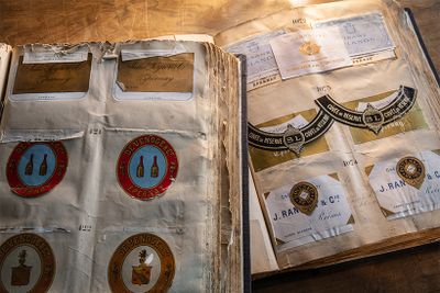 19世紀から20世紀初頭にかけてのエチケットが貼られたスクラップブック。1階のライブラリーに収蔵されている。