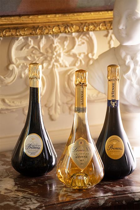 左から、「グラン・ヴァン・デ・プランス ブラン・ド・ブラン 2015（Grand Vin de Princes Blanc de Blancs 2015）」はシャルドネ100％、白い花と柑橘の香りが繊細に調和。「ルイ15世 2014（Louis XV 2014）」はピノ・ノワールとシャルドネを各50％使用し、蜂蜜やアーモンドの香りが重なり合い、熟成の奥行きを湛えている。「プランス ブラン・ド・ブラン（Princes Blanc de Blancs）」はブレンドの妙とミネラルの輝きが際立つ、洗練された辛口。