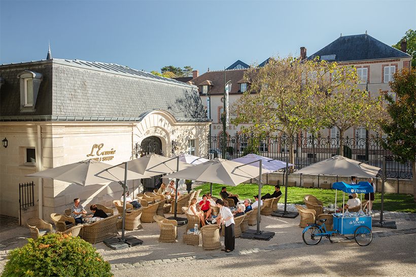 バー・レキュリーの前にはテラス席もあり、気軽にシャンパーニュと軽食を楽しむことができる。