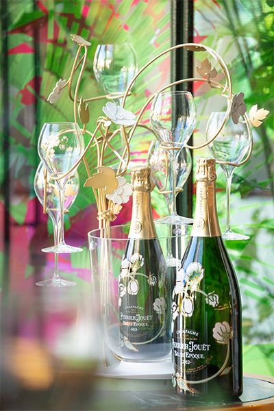 「ペリエ ジュエ ベル・エポック」のボトルが、美しくディスプレイされている。