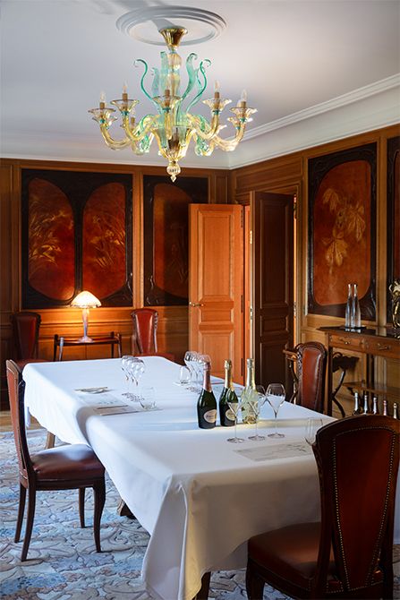「メゾン ベル エポック」のダイニングルームを彩るのは、金箔を施したコルドバの伝統工芸の革装飾やヴェネツィアングラスのシャンデリア。試飲や食事は予約制。