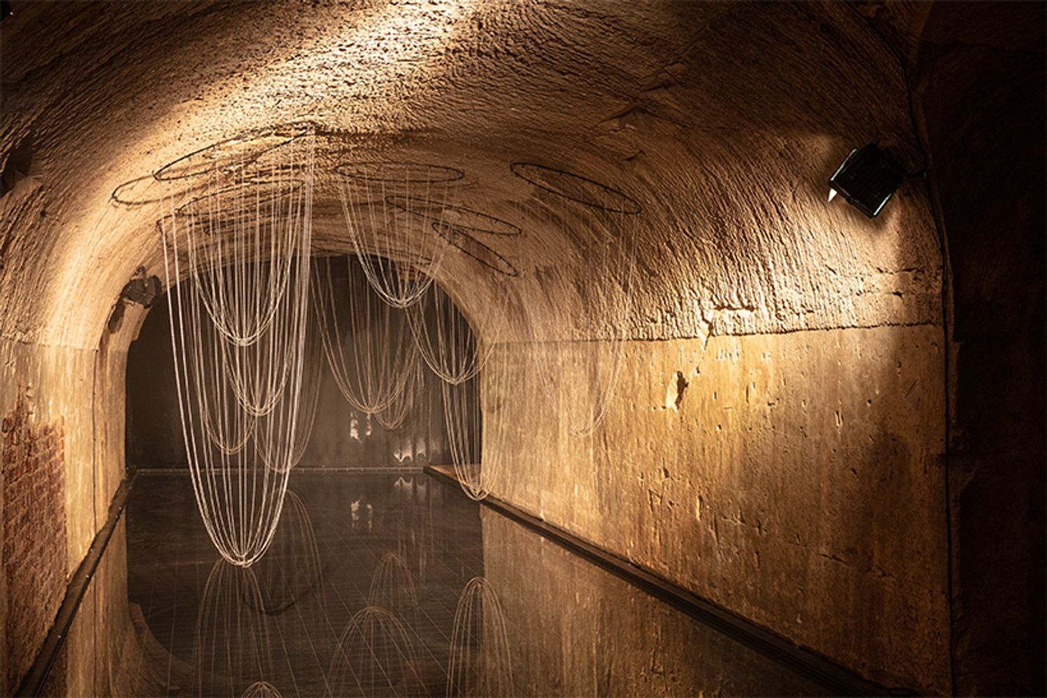 地下のカーヴで出合った、ロンドンを拠点に活躍するデザインデュオ、グリテロのインスタレーション『Lost Time』。