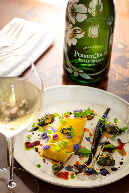 専属シェフと醸造家が創り出す至高のペアリング。サフラン香るムール貝のクリームを添えた小平目のローストを「ペリエ ジュエ ベル・エポック 2016（Belle Époque）」とともに。