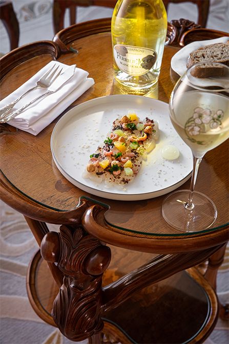パースニップのピュレ、海藻、ヘーゼルナッツをのせた柑橘香るすずきのカルパッチョに、シャルドネ100％による「ブラン・ド・ブラン（Blanc de Blancs）」が優雅に寄り添う。その精緻な酸と透明感が食材を引き立て、完成度を高めている。