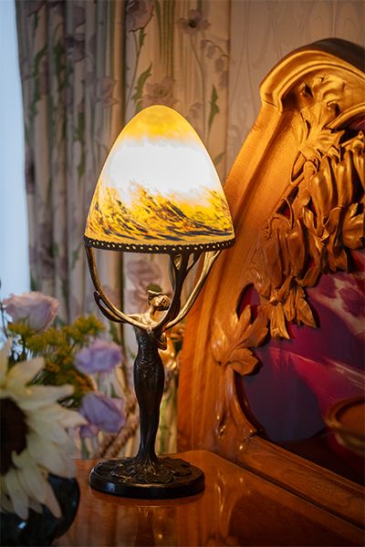 「メゾン ベル エポック」に飾られている、アールヌーヴォーのランプ。