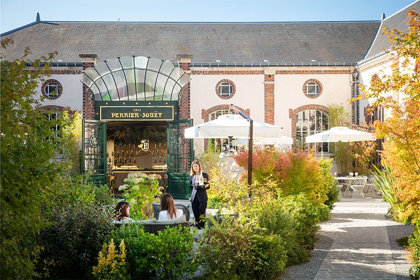 バー「セリエ ベル エポック」では、泡と軽やかな一皿を楽しめる。冬季は変則営業となるので公式サイトで要確認。