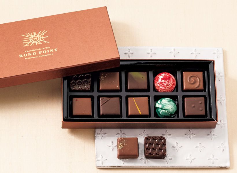 香りの冒険家「ロンポワン」：山椒やレモングラスといったハーブを用いた爽やかなショコラをはじめ、フランボワーズのキャラメルとはちみつを組み合わせた鮮やかな赤の半球形ショコラなど、田中丸博文シェフのユニークな感性が薫り立つ「ボンボンショコラ10粒」4752円。スペシャリテの「シナ蜂蜜」は、ダークチョコレートの苦みがはちみつの香りをくっきりと引き立てるひと粒。