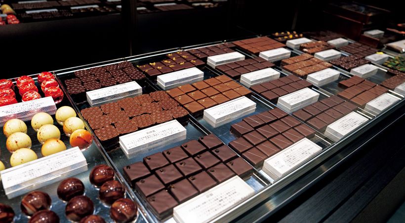 ショーケースに整然と並ぶショコラのほか、クッキーやフィナンシェなど焼き菓子も人気。写真／千々岩友美