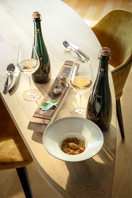 手前は、だし、マグロ、キャビアの一皿に「PR90-20」を合わせたマリアージュ「5ème élément（第五の要素）」。奥は、シェーヴル、オイスターリーフ、フォアグラに「フュ・ド・シェーヌ マルチヴィンテージ20（Fût de Chêne MV20）」が響き合う「Éventail（扇）」。