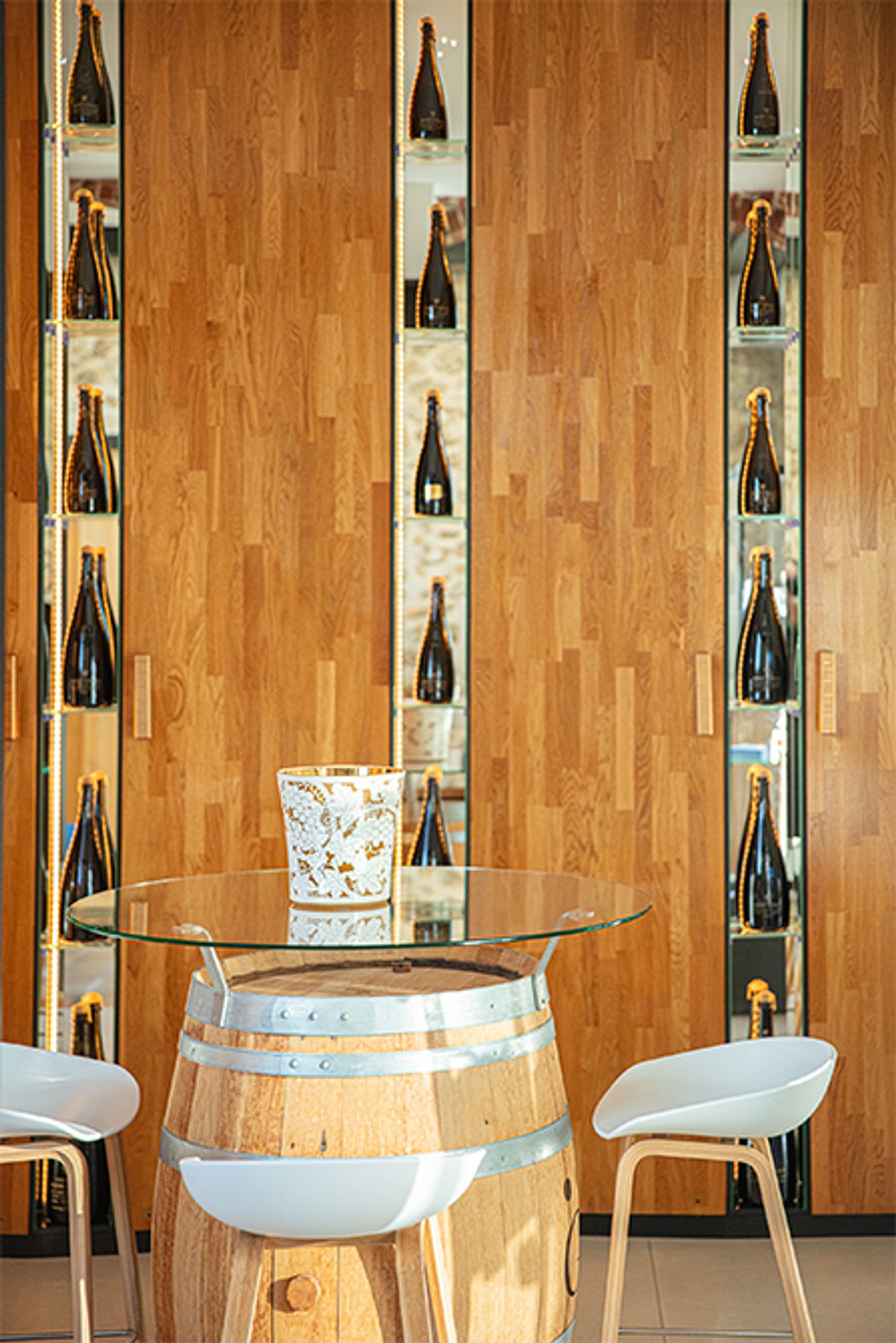 宿泊施設「マノワール・アンリ・ジロー」のロビーには、ボトルが美しくディスプレイされている。