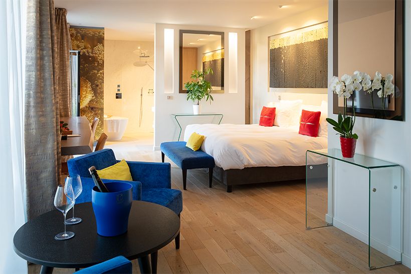 19世紀の邸宅を改装した気品ある佇まいのホテル「マノワール アンリ・ジロー」の客室。