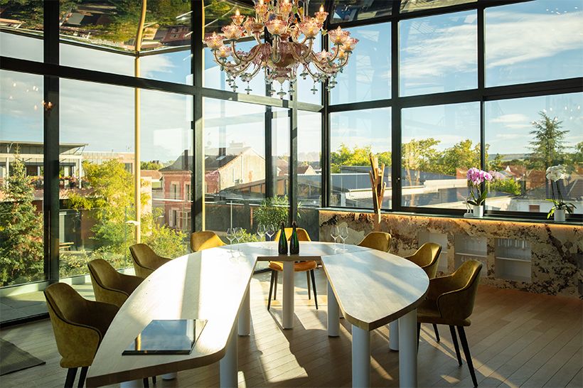 アイ村のグラン・クリュの畑を一望できる明るい試飲スペース。テラスもあり、穏やかな風を感じながらシャンパーニュが楽しめる。