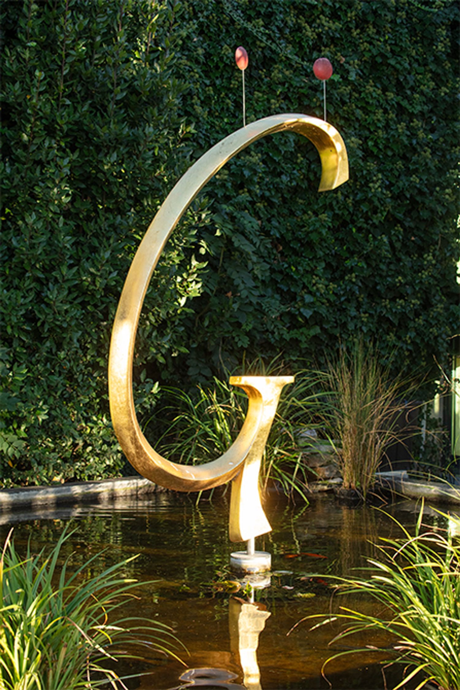 敷地内の池の上にはGをかたどったオブジェが。