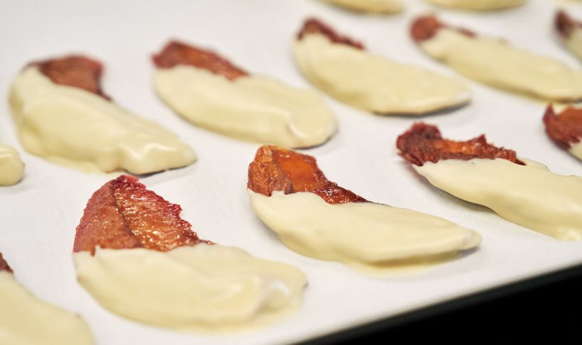 和歌山県の桃農家による「ミヤタピーチ」をセミドライにし、自家製クーベルチュールで丁寧にコーティング。