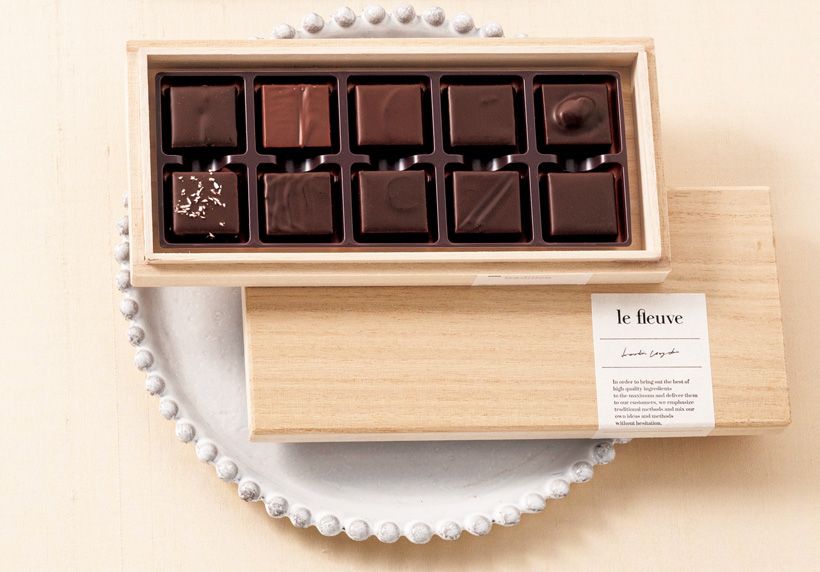 大自然の恵みをショコラに「ル フルーヴ」：オレンジ果汁と金柑のシロップのガナッシュ、レモンの酸味にセロリを合わせたガナッシュなど、フルーツの滋味を楽しめる「トラディション10」4860円。自家農園のはちみつを用いたショコラなど、農業にも深い知見を持つ上垣河大シェフならではのひと粒に加え、香り豊かな自家製プラリネを用いたショコラも人気。