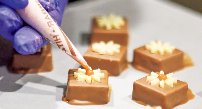 仕上げも手作業で丁寧に。