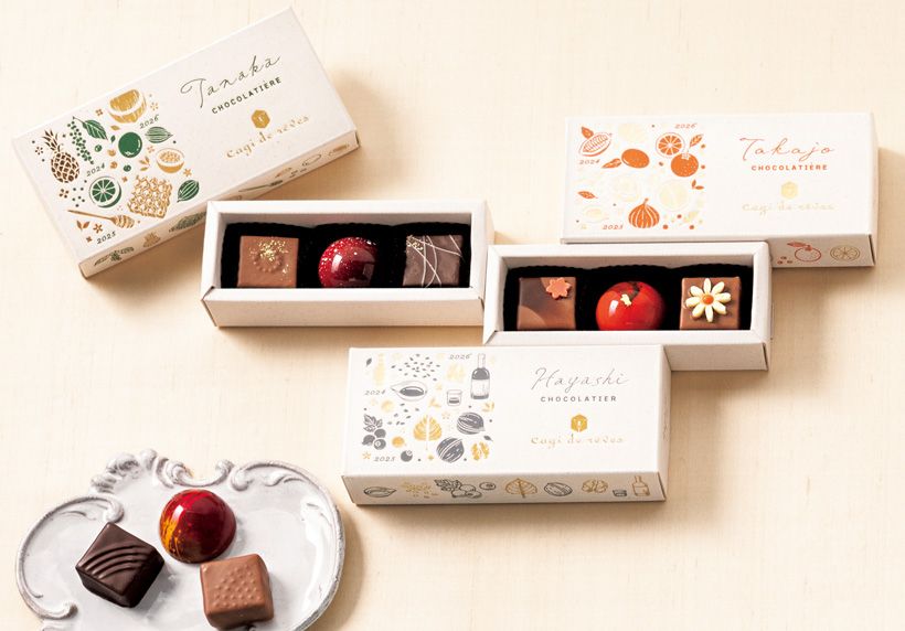 3人の若手職人が競作「キャギドレーブ」：UHA味覚糖が手がける本格ショコラトリーから登場した新作は、3人の若手職人をフィーチャー。それぞれの名前を冠し、創意を凝らした3種のボンボンショコラが詰め合わされた「ショコラティエクリエーション」3粒入り各1296円。こしょうとパイナップル、いちじくと和紅茶、金ごまのプラリネに醬油など、素材の組み合わせに三者三様の個性が溢れます。