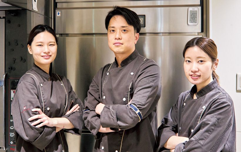 右より髙城友里さん、林 昂一さん、田中希実さん。UHA味覚糖の研究所と連携し、最先端の研究に触れながらクリエーションに応用できるのも強みだという。写真／木村正史