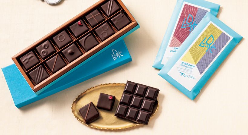 カカオの可能性を究める「ロディックチョコレート」：カカオの個性をダイレクトに味わえる「チョコレートバー」1728円～。摘みたてのラズベリーの香り広がるマダガスカル・アンバンジャ産や、白ぶどうの香りが感じられるエクアドル・サモラチンチぺ産など、産地ごとのカカオを楽しめます。「ボンボンショコラ12粒」7776円。カカオ本来の味とリンクする素材を重ねる、山内大輔シェフならではのひと粒。