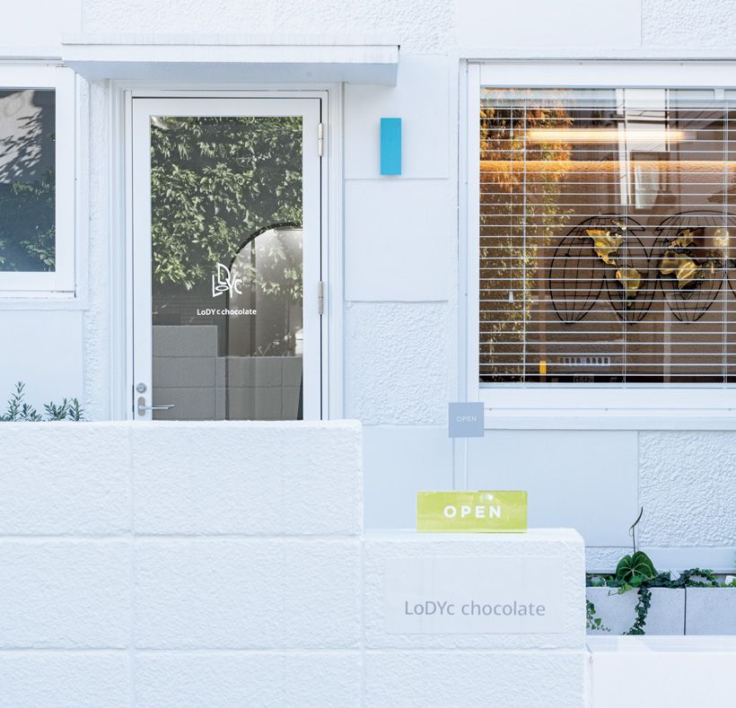 白で統一された店の外観。