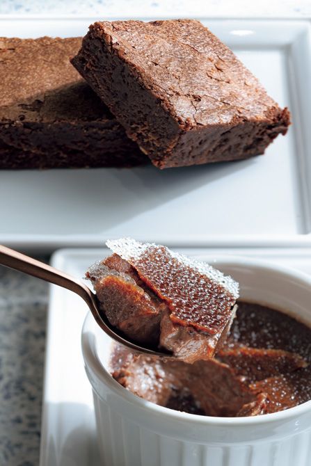 手前はカカオハスクを用いた「ショコラブリュレ」702円、奥はあずきのような風味を持つエクアドル・パッハリート産のカカオできんつばをイメージした「ブラウニー」648円。