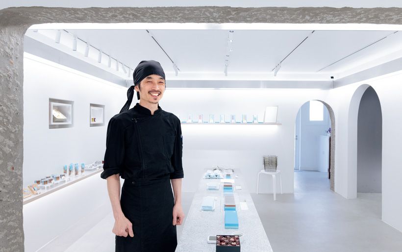 自ら焙煎したカカオ豆を使ってフレンチボンボンを再構築する山内大輔さん。