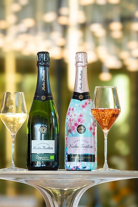 透明感ある「オーガニック・エクストラ・ブリュット（Organic Extra Brut）」（左）と、春限定のロゼ「レゼルヴ・エクスクルーシヴ・ロゼ SAKURA（Réserve Exclusive Rosé SAKURA）」。