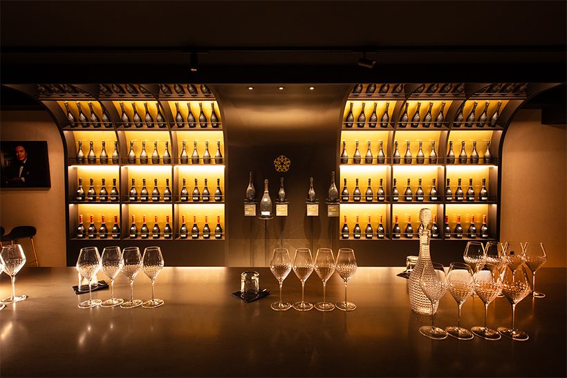 VIPルームでは、白亜の土壌や果実の香りに触れながら、静謐な地下カーヴで五感を研ぎ澄ます試飲体験が待っている。