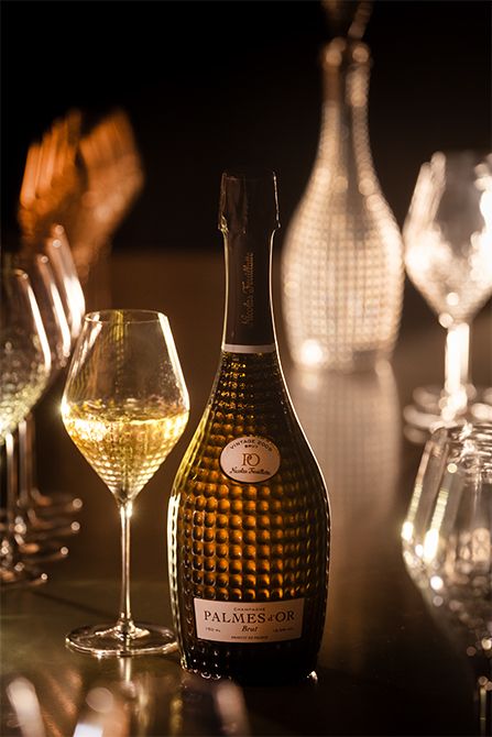 グラン・クリュ95％に、南のモングーの村名畑のぶどう5％を巧みに合わせ、柔らかなニュアンスを添えるプレステージ・キュヴェ「パルム・ドール（Palmes d’Or」。モンターニュ・ド・ランスのピノ・ノワールとコート・デ・ブランのシャルドネが、究極のバランスを体現。