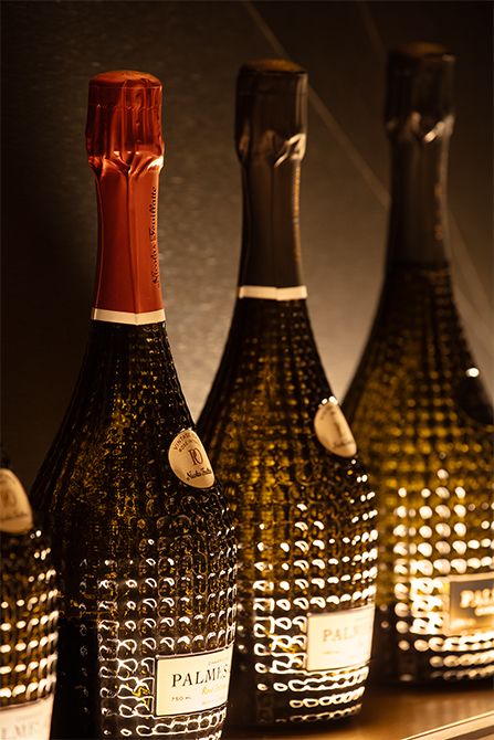 パルム・ドールは、ブラックパールからインスピレーションを受けてデザインされたボトルが印象的。