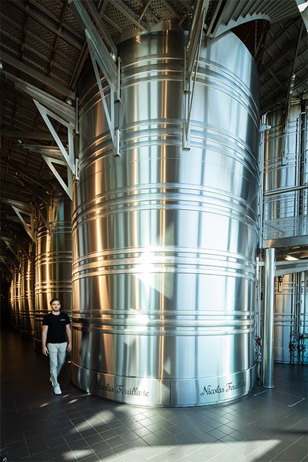 巨大なステンレスタンクなど最新設備を備えている。