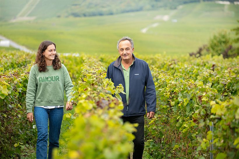 当主フランシス・エグリさんと娘のクレマンスさん。シャンパーニュ造りの精神が、次の世代へと静かに受け継がれている。