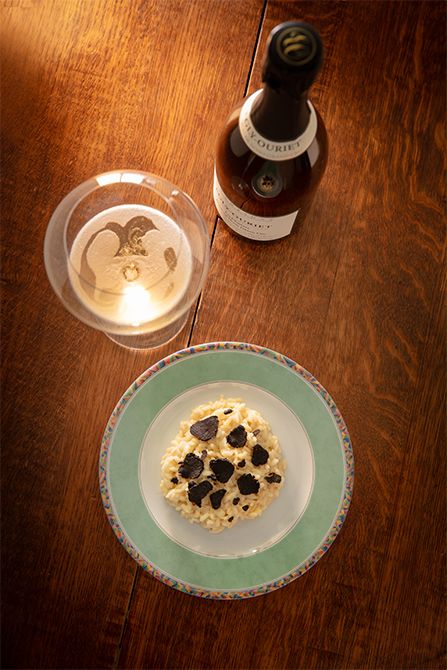 アニック・エグリ夫人お手製のシャンパーニュ香る黒トリュフのリゾット。ブラン・ド・ノワールのきめ細やかな泡が料理の旨みを引き立て、口中にやわらかな余韻を広げる。