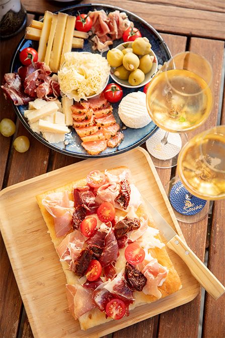 上から、18か月熟成コンテ、クロタン・ド・シェーヴル、香草とレモンでマリネしたサーモンと、生ハムやドライトマト、パルメザンを添えたフォカッチャとともに。