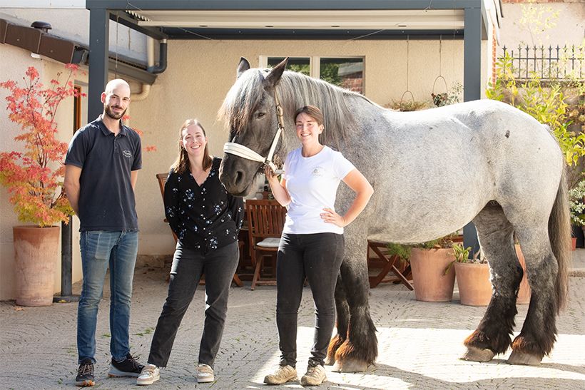 農耕馬カプシーヌに寄り添う3人。左から・ヴァランタンさん、シャルロットさん、ジュリーさん。
