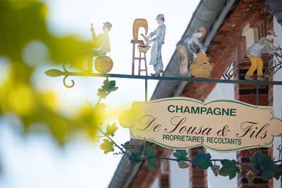 建物の外にある看板にはワイン造りの工程のイラストが。