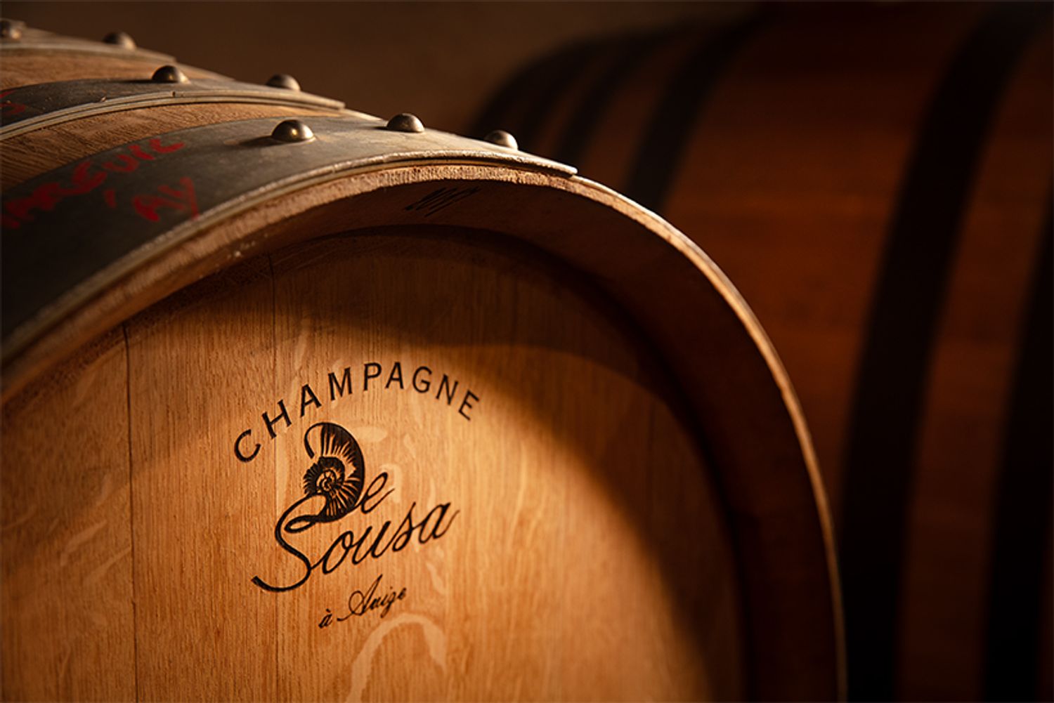 木樽で長期熟成することで、シャンパーニュは味わいと香りに複雑さ、深みをまとう。