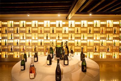 ショップではシャンパーニュの購入や試飲ができる（要予約）。