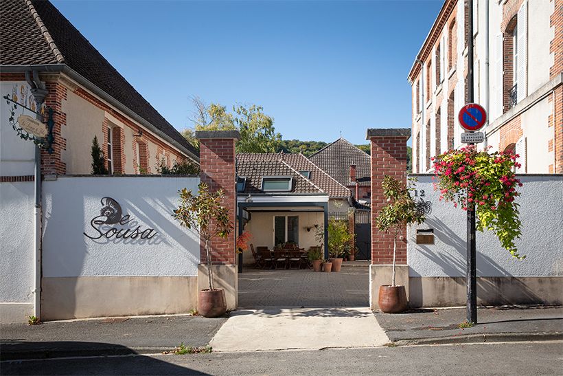 陽光に包まれた「ド・スーザ」の建物には、家族の温もりと情熱が穏やかに息づいている。