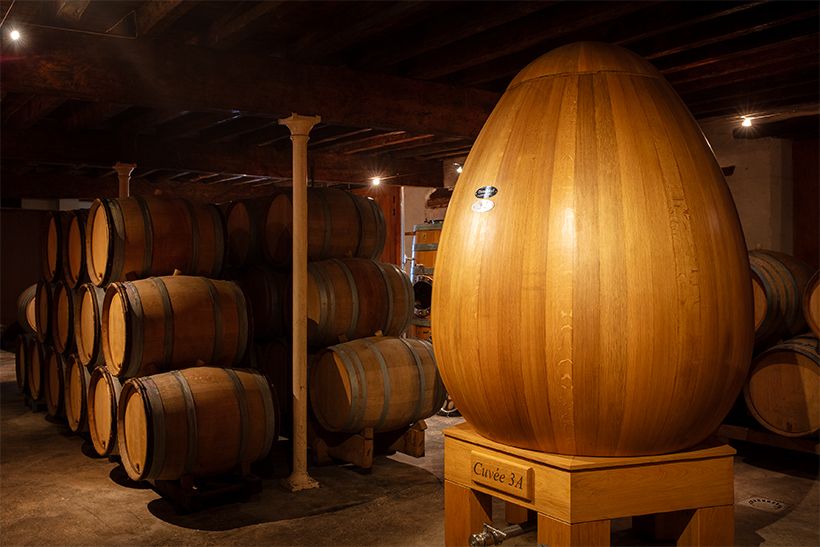 カーヴにある木製の卵型タンクからは、区画ごとのテロワールを尊重した、繊細で奥深い醸造への想いが伝わってくる。