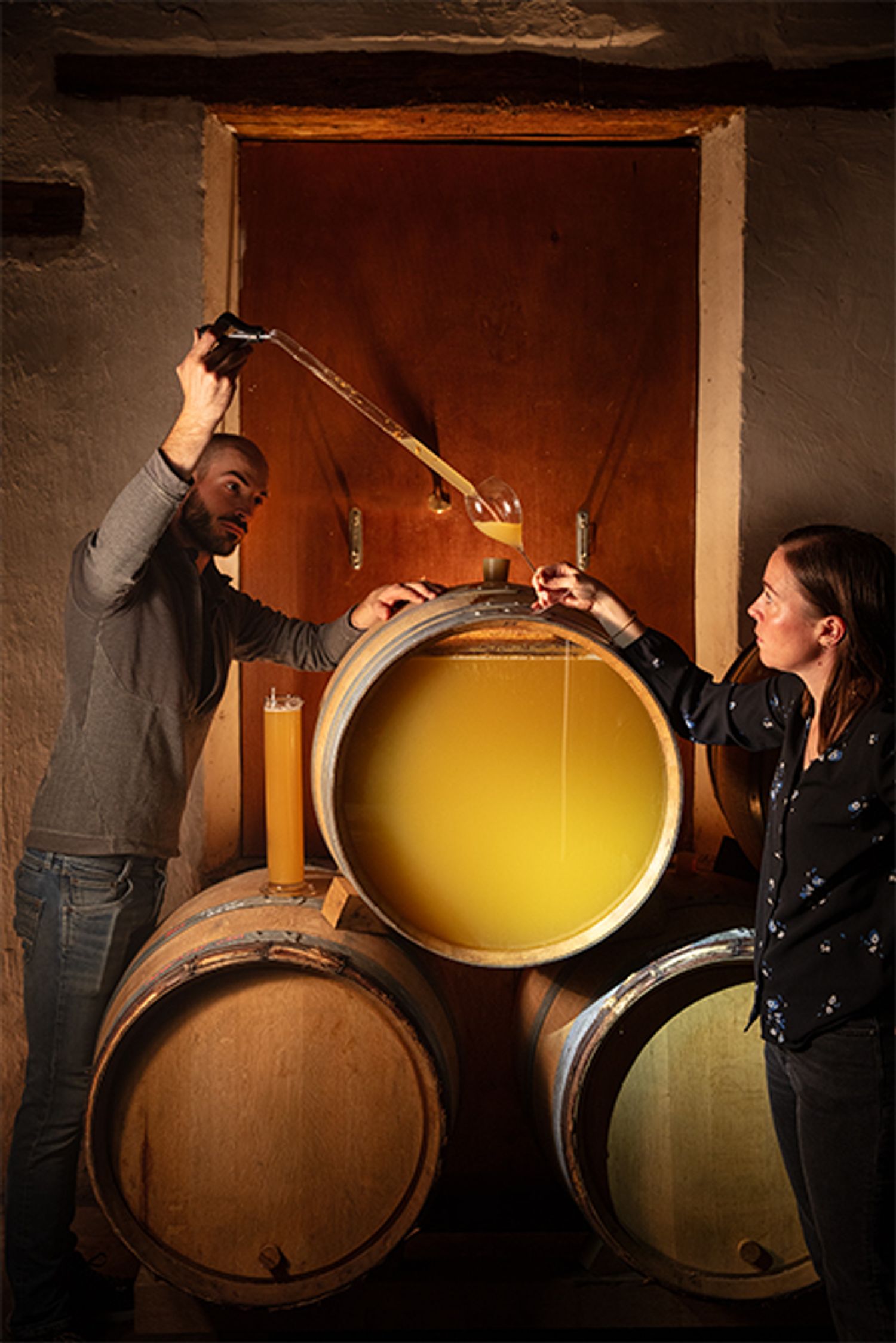 地下のカーヴでワインの熟成具合を確認するヴァランタンさんとシャルロットさん。