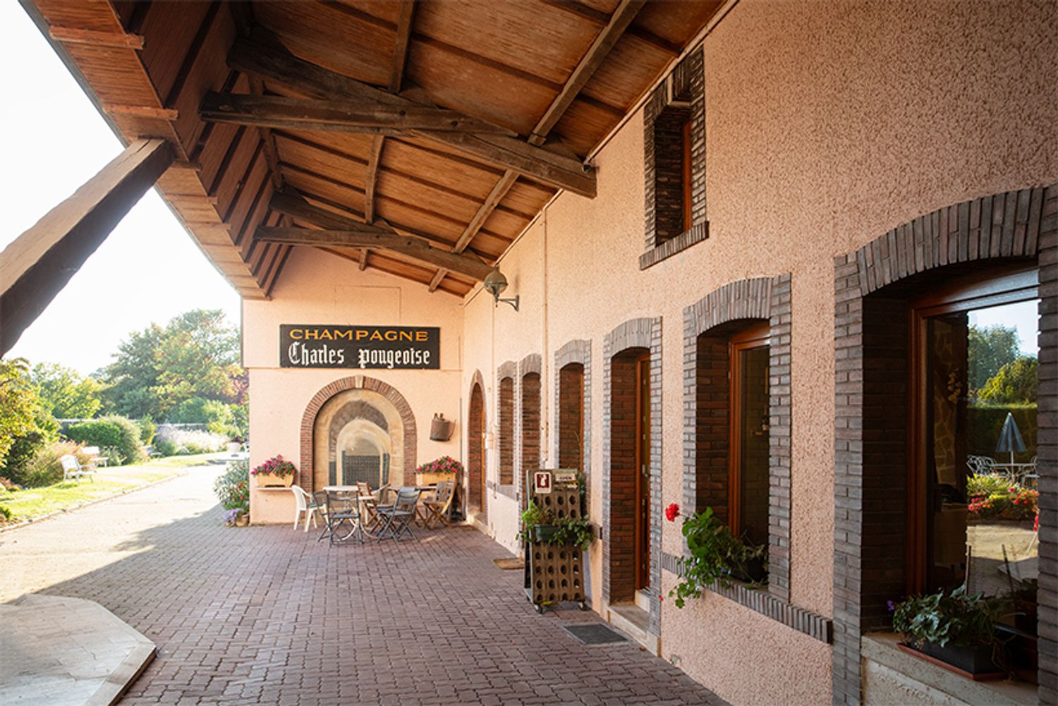 カジュアルな雰囲気のワイナリー。右の部屋でシャンパーニュの試飲、購入ができる。