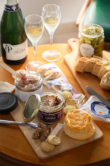 土地の恵みを受けたシャンパーニュ・ラタフィア風のテリーヌやジャンボン、ラングルのフロマージュ、シャルドネで漬けたピクルスなど、気軽に楽しめる食前のひと口とともに。