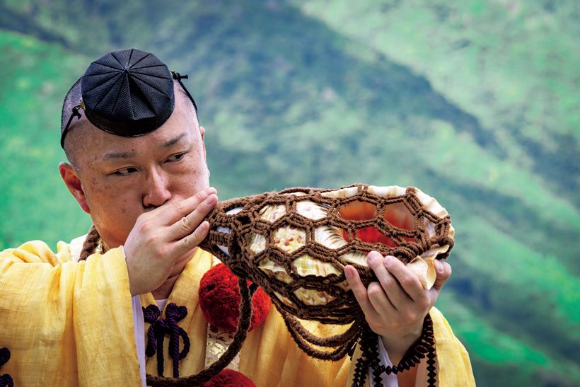 茶会は青岸渡寺副住職の髙木智英さんの法螺貝の音を合図に始まった。