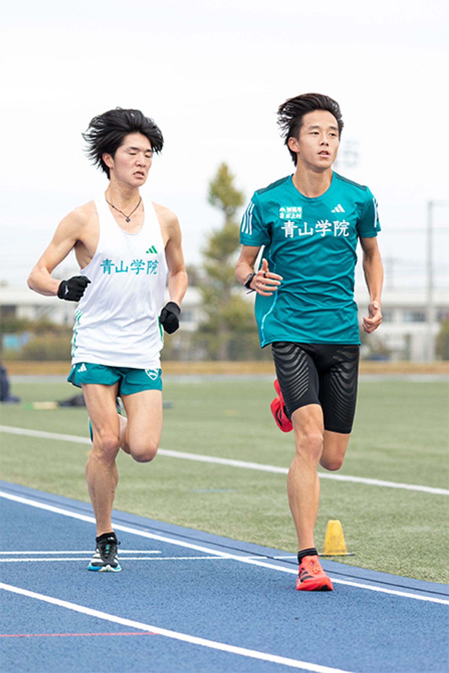 相模原キャンパスのトラックで強度の高い練習をする石川選手（左・1年）と塩出選手（4年）。1月3日、塩出選手に4年生の特徴を解説してもらったところ、「結構個性が強くて、負けず嫌いが多い。自分も佐藤有一も、あとレースになると朝日も負けず嫌いですね。正直、まとまりのある学年じゃなかったんですけど、4年生になって話し合いの機会も増えて、一気にまとまったというか。『自分たちの代で優勝して星七にいい報告をしよう』と決めてやってきました」。
