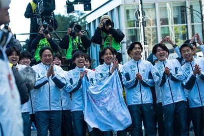 1月3日、大手町。「壮太」コールと手拍子で、アンカーの折田壮太選手（2年・10区）を待ち受ける青山学院大学の皆さん。前列左から、佐藤有一選手（4年・9区）、原 晋監督、黒田朝日主将（4年・5区）、塩出翔太選手（4年・8区）、佐藤愛斗選手（2年・7区）、石川浩輝選手（1年・6区）、荒巻朋熙選手（4年）。